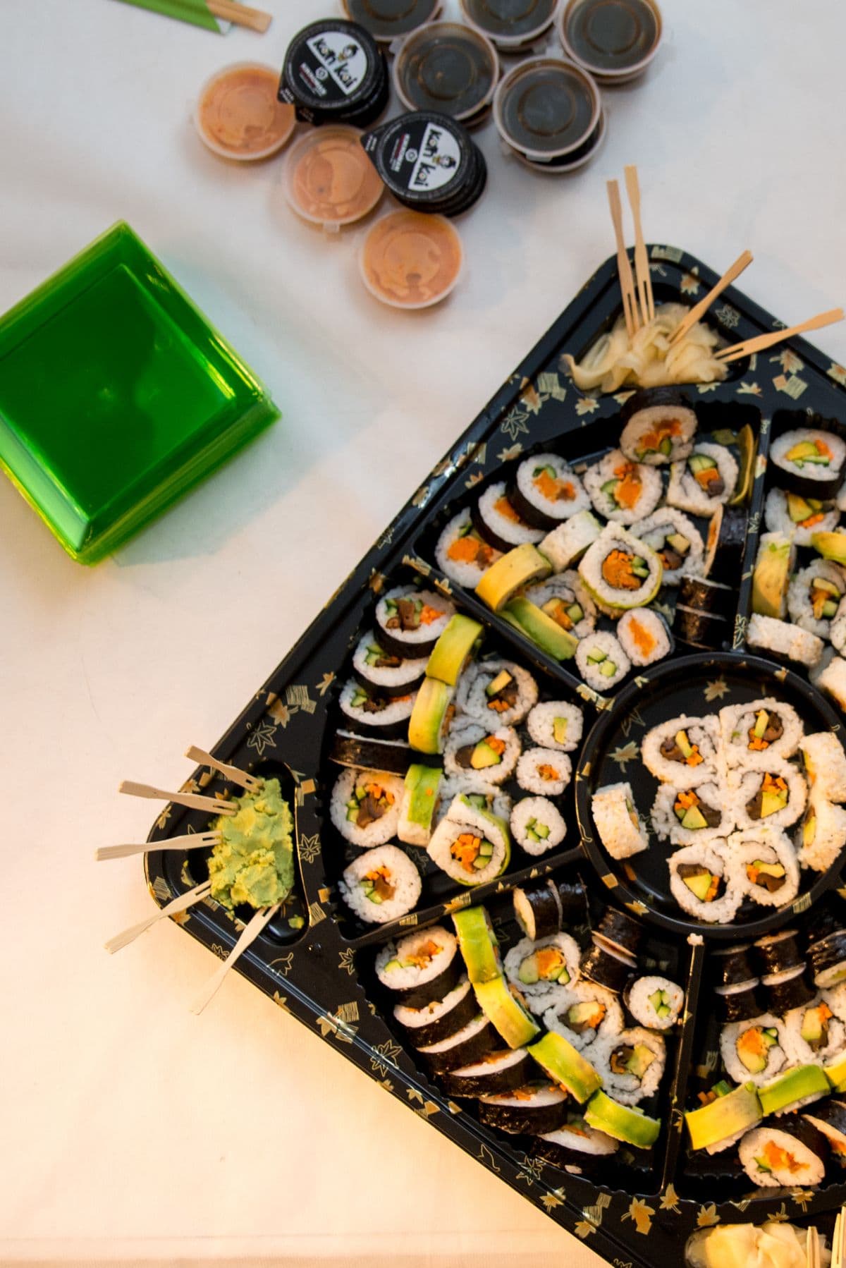 Sushi set s maki a nigiri, pripravený na podávanie.